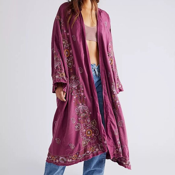 Magnolia Pearl Embroidered Belinay Kimono, Covet OS - Picture 4 of 15